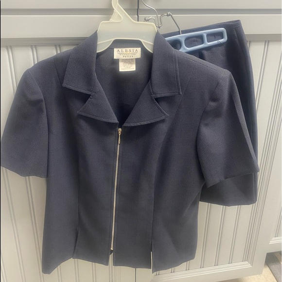 Beautiful Alesia 2 piece garment. 10P - Picture 1 of 6